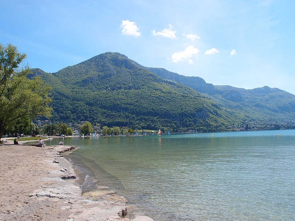 La plage d’Albigny au printemps.