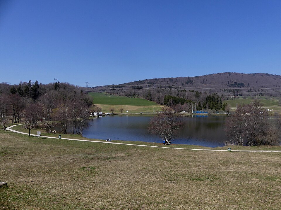 La rive ouest du lac des Dronières au début du printemps, en mars.