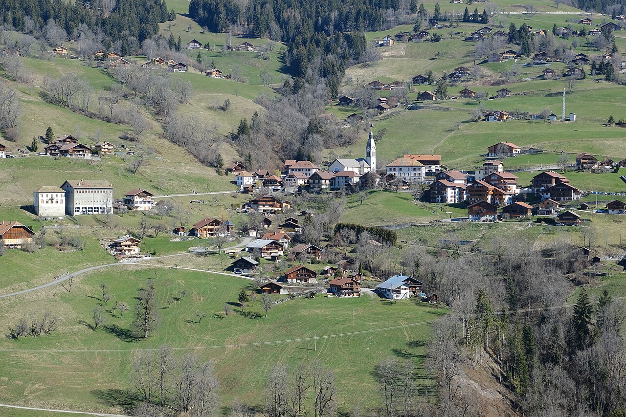 Le village de Manigod au printemps, photographié en mars 2021.