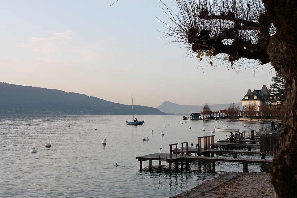 Le port de Menthon-Saint-Bernard et le lac, avec les arbres dénudés.