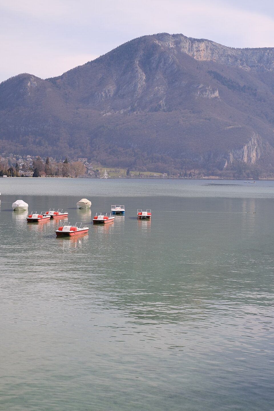 Le lac depuis le Pont des Amours au début du printemps.