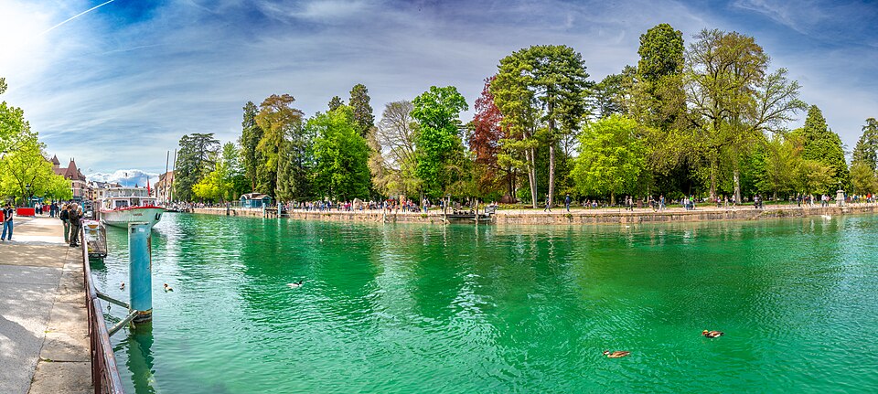 Annecy au printemps, vue sur le canal et les jardins.