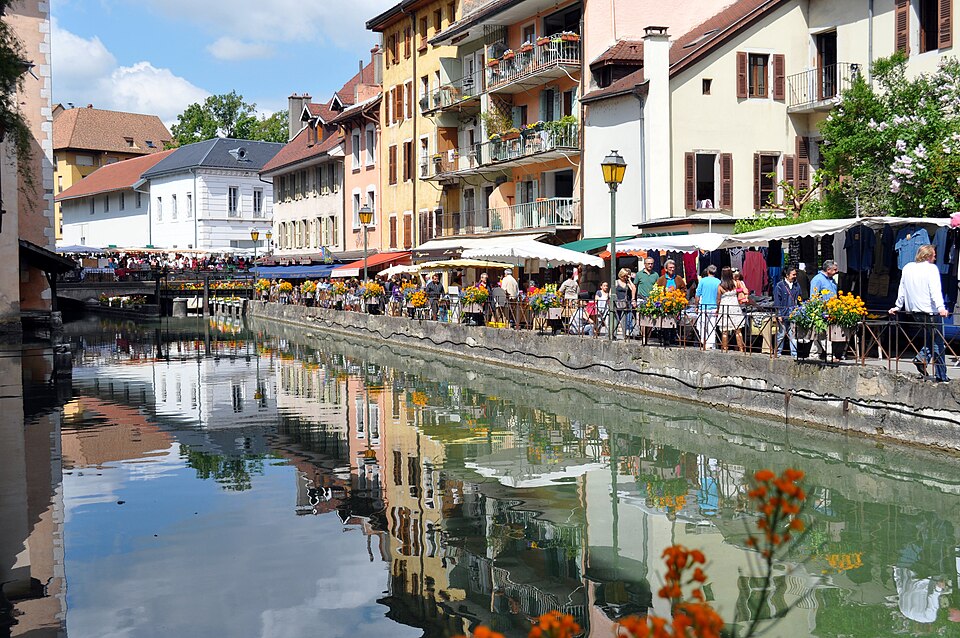 Les étals du marché près des canaux d’Annecy.
