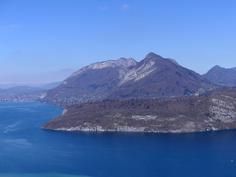 Le Roc de Chère et le lac d’Annecy au printemps, vus depuis le Taillefer. Illustration des environs de Talloires ; elle ne montre pas les équipements de la plage.