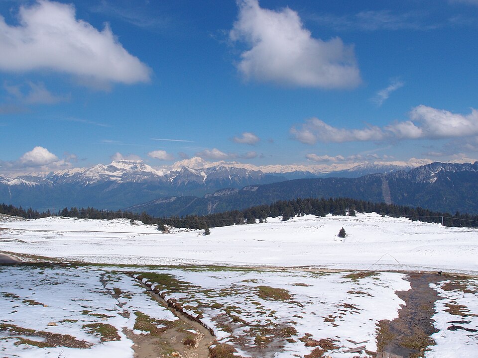 Le Semnoz enneigé au printemps. Illustration des conditions de neige, à vérifier avant la sortie.